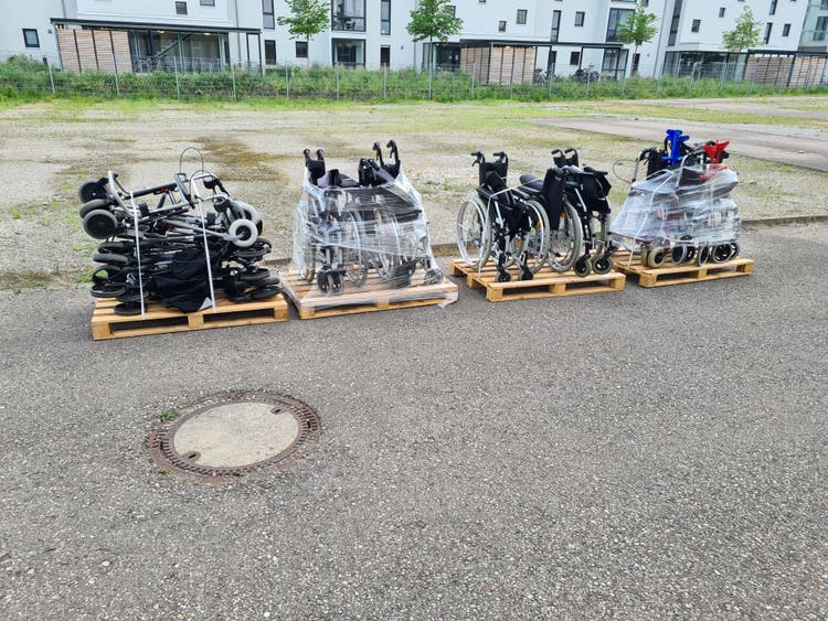 Rollstühle verpackt auf Paletten