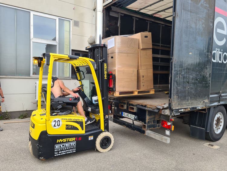 Packete werden verladen mit einem Hyster Stapler