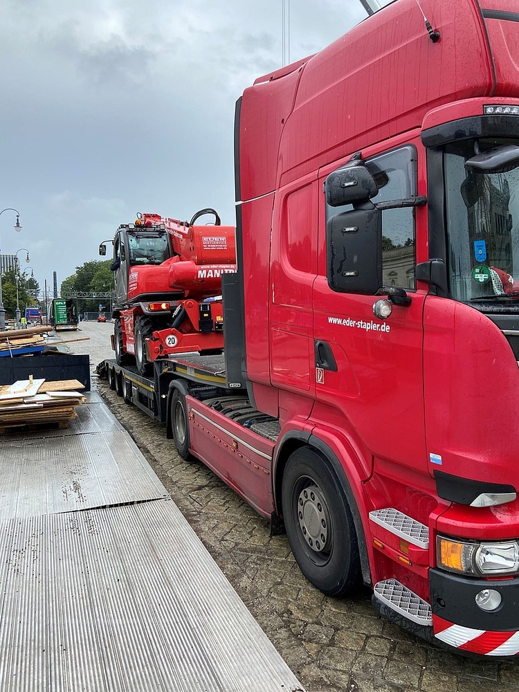 Manitou Teleskoplader beim Transport