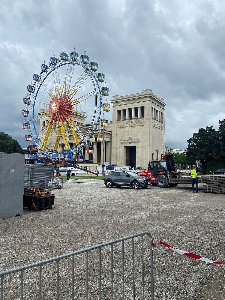 Messegelände mit einem Riesenrad im Hintergrund