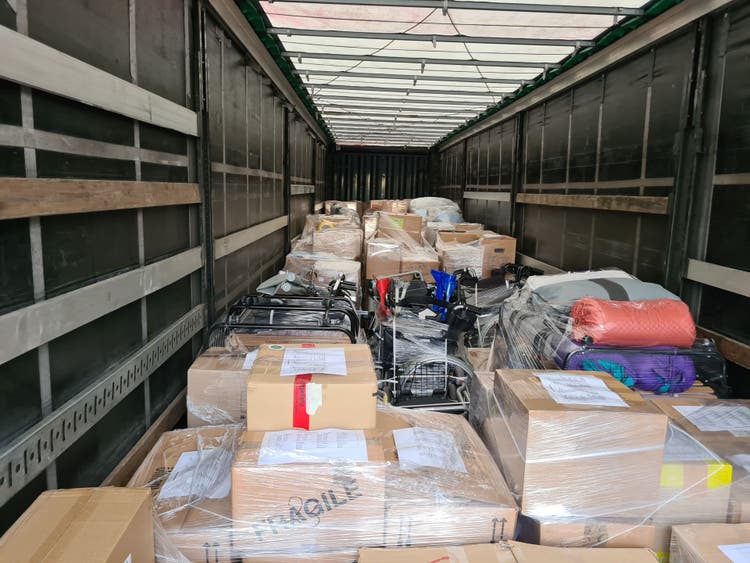 voller Kontainer mit Packeten