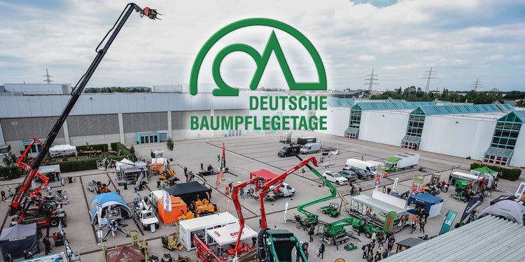 Drohnenbild der Ausstellungsfläche bei den Deutschen Baumpflegetagen in Augsburg mit Teleskoplader von EDER Stapler