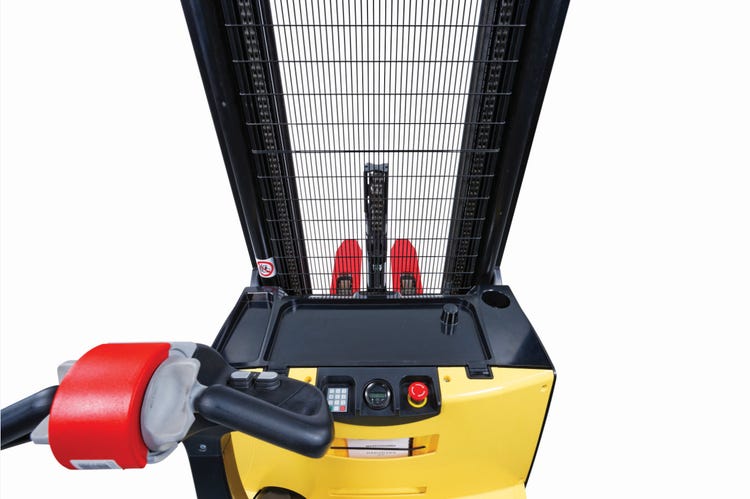 gelber Hyster S1.0 Hochhubwagen aus Fahrer Sicht