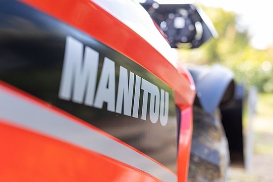 Nahaufnahme von einem Manitou Teleskopstapler Logo