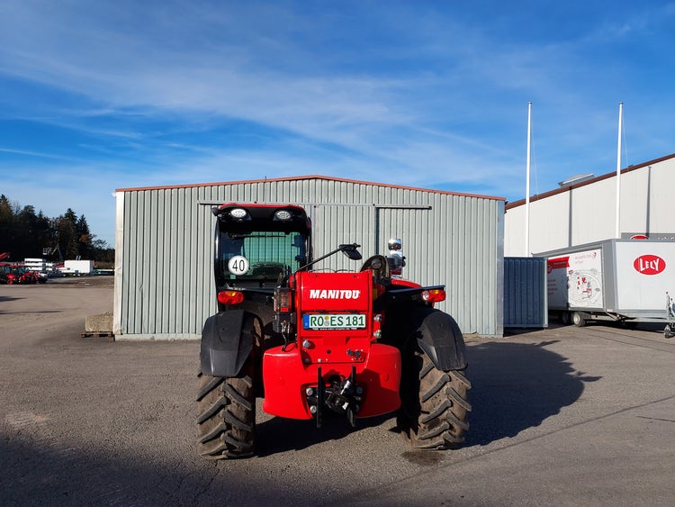 Heckansicht des Manitou MLT 841-145 PS+ ST5 S1 mit Anhängerkupplung und Rückleuchten