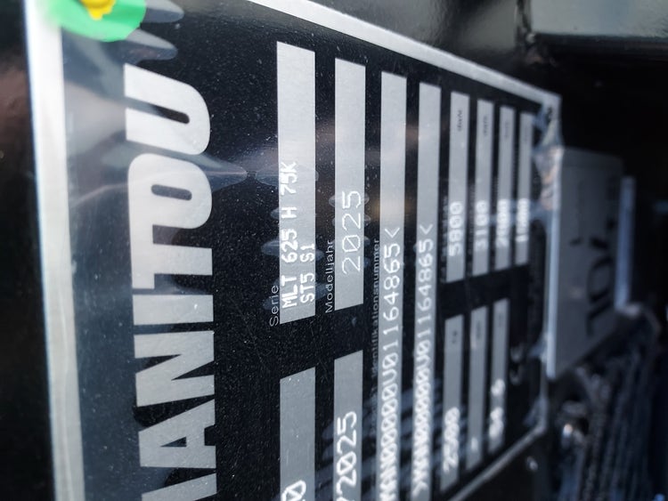 Typenschild des Manitou MLT 625 H 75K ST5 S1 mit technischen Angaben und Baujahr 2025