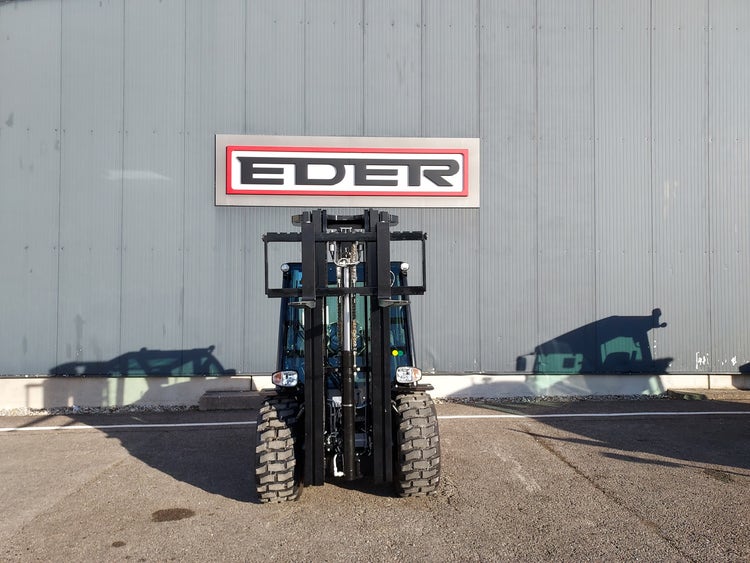 Frontalansicht eines Manitou MSI 30 Gabelstaplers mit erhobenen Gabeln, fotografiert vor einer Wand mit EDER-Logo.
