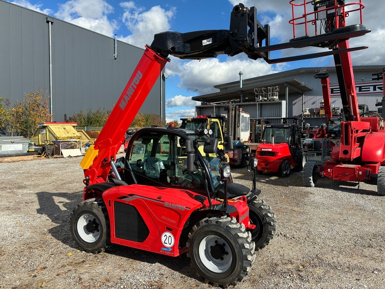 Manitou MT 420 H ST5 in roter Lackierung mit angehobenem Hubarm und Palettengabel.