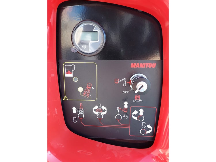 Nahaufnahme des Steuerpanels an der Basis der Manitou Hubarbeitsbühne mit Symbolen zur Bedienung.