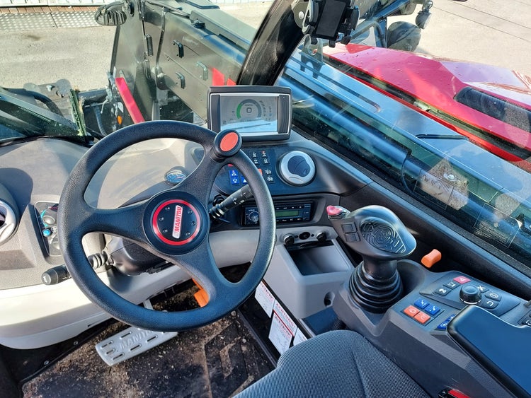 Innenraum des Manitou MLT 841-145 PS+ ST5 S1 mit Joystick-Steuerung und Displayanzeige
