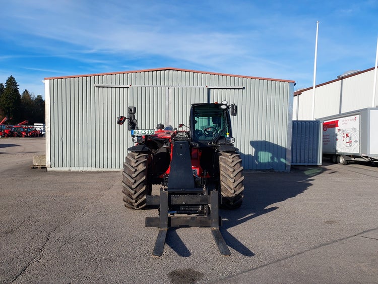 Manitou MLT 841-145 PS+ ST5 S1 frontal mit abgesenkter Palettengabel und breiten Reifen