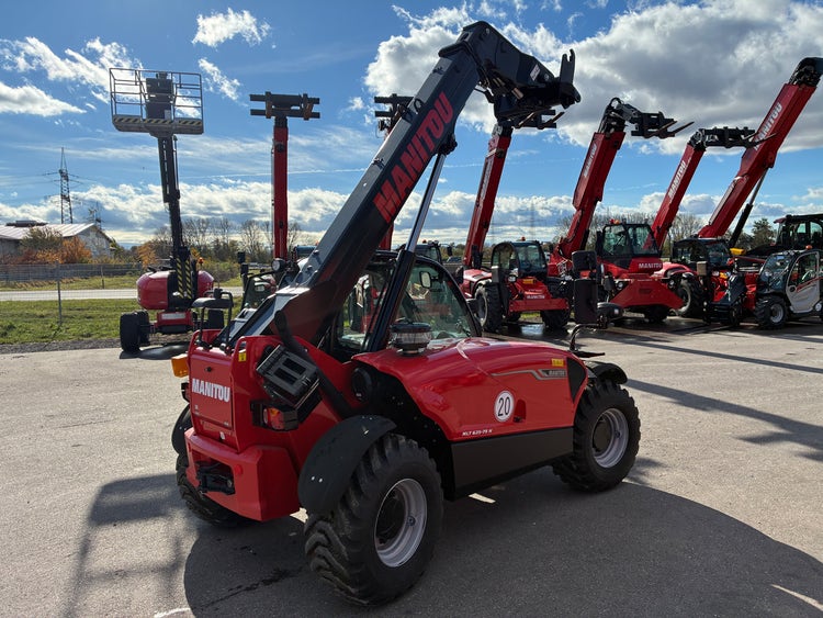 Heckansicht des Manitou MLT 625 75K mit breiten Geländereifen und Teleskoparm.