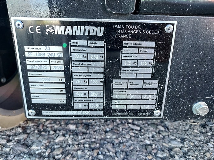Manitou Typenschild mit technischen Daten wie Baujahr, Gewicht, Leistung und Seriennummer