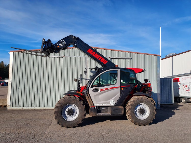 eitenansicht rechts des Manitou MLT 841-145 PS+ ST5 S1 mit Kabine und Teleskoparm oben