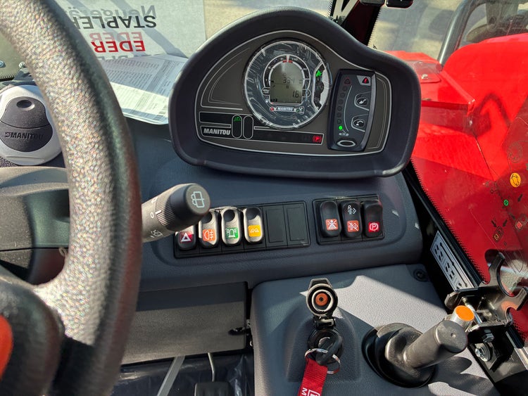 Armaturenbrett des Manitou MLT 625 75K mit Kontrollleuchten und Drehzahlmesser.