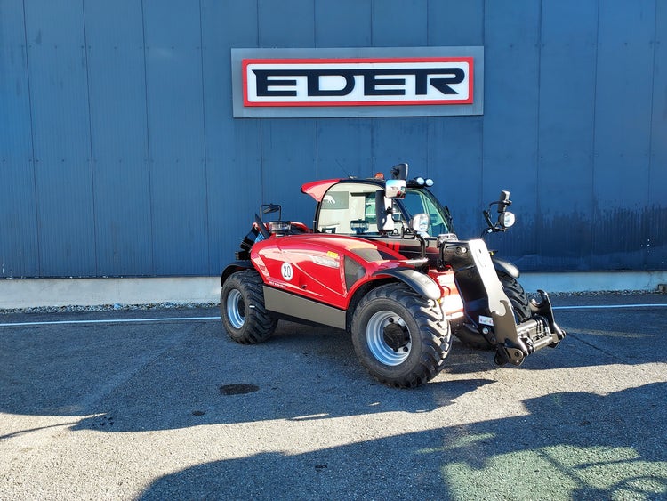 Seitenansicht des Manitou MLT 625 75K H ST5 S1 mit Palettengabel vor EDER Werkstatt.
