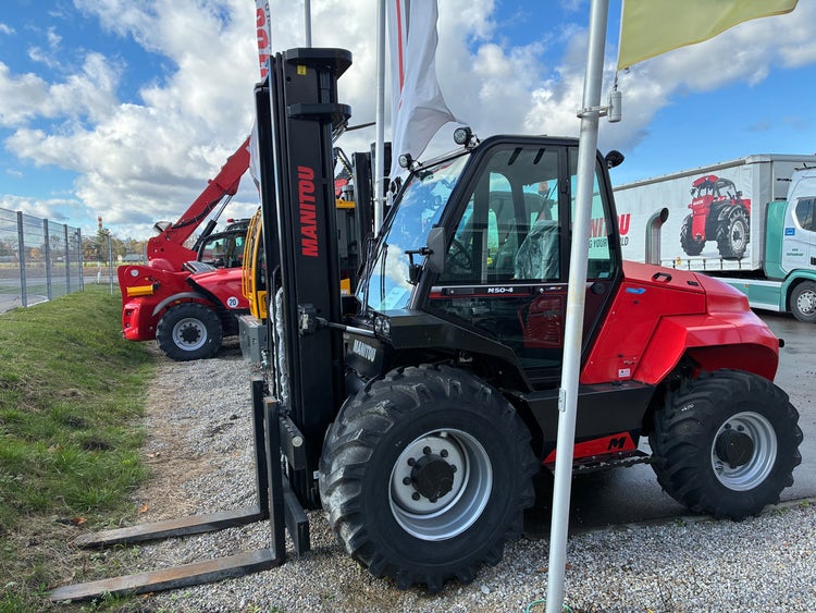 Manitou Gabelstapler und Teleskoplader auf dem Außengelände einer Landtechnik-Ausstellung