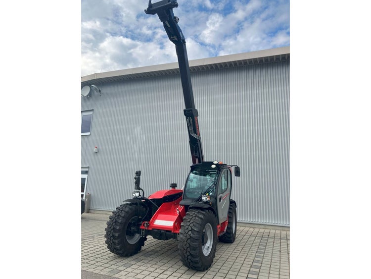 Manitou MLT 635-145 V+ D ST5 S1 mit ausgefahrenem Ausleger vor der EDER Werkshalle.