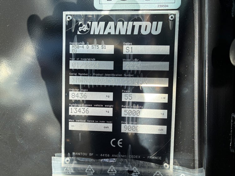 Fahrzeugplakette des Manitou M50-4 mit technischen Daten und Seriennummer.