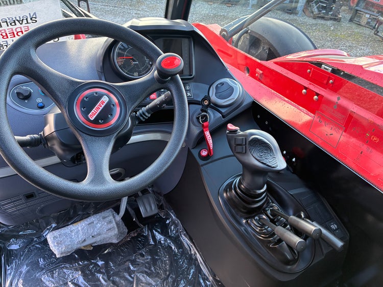 Cockpit des Manitou MT 1840 100D ST5 S1 Comfort mit Multifunktions-Joystick und ergonomischem Lenkrad.