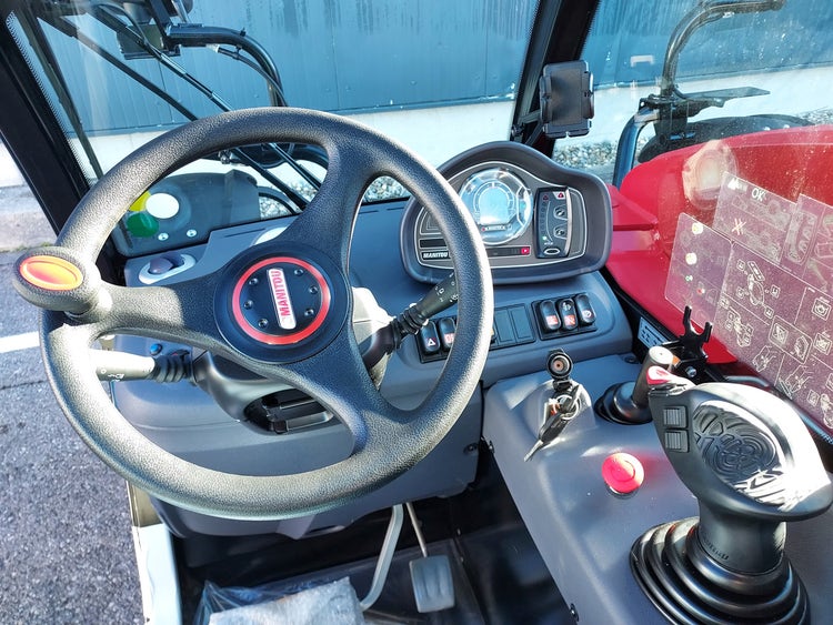Cockpit des Manitou MLT 625 75K H ST5 S1 mit Multifunktionsanzeige und Bedienelementen.