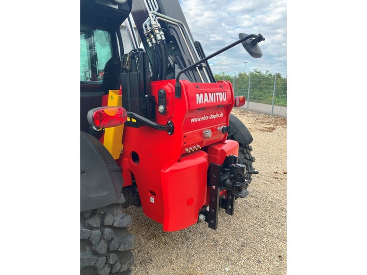 Heckansicht des Manitou MLT 635-145 V+ D ST5 S1 mit Hydraulikanschlüssen und Rückleuchten.