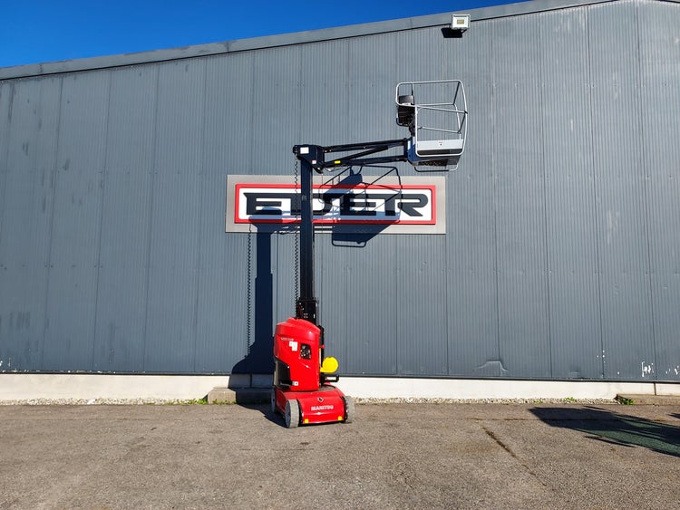 Manitou Hubarbeitsbühne mit schwenkbarem Teleskoparm, Plattform quer über EDER-Schriftzug ausgefahren.