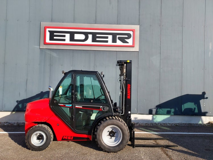 Seitliche Ansicht eines roten Manitou MSI 30 Gabelstaplers mit gesenkten Gabeln, stehend vor einer Industriehalle mit EDER-Logo.