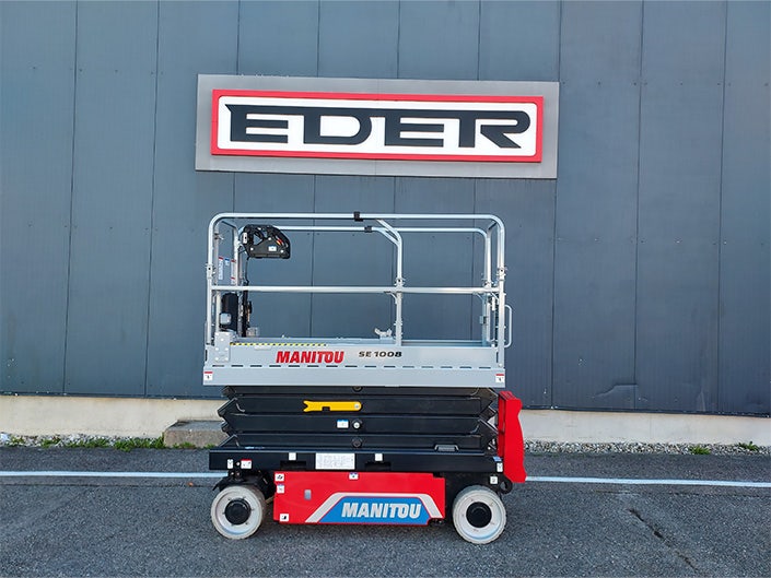 Scherenbühne von Manitou eingefahren. Sicht von der Seite