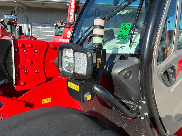 Detailaufnahme der Kabine des Manitou MHT 790 mit Arbeitsleuchte und Sicherheitsanzeige.