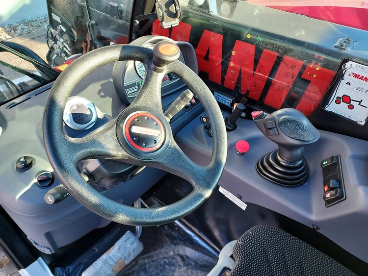 Innenraum des Manitou MLT 625 H 75K ST5 S1 mit Lenkrad, Joystick und Armaturenbrett