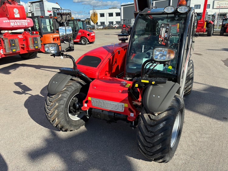 Frontansicht des Manitou MLT 625 75K mit geschlossener Kabine und LED-Arbeitsleuchten.
