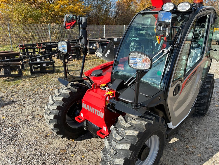Frontansicht des Manitou MT 420 H ST5 mit breiten Reifen und LED-Arbeitsleuchten.
