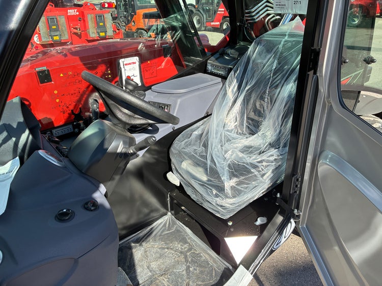 Innenraum des Manitou MLT 625 75K mit Fahrersitz, Armaturen und Bedienelementen.