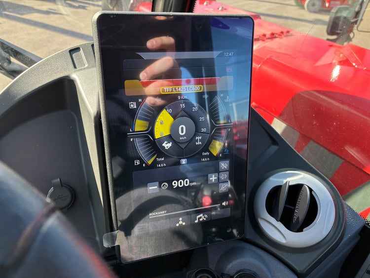 Digitales Display im Manitou MHT 790 mit Geschwindigkeitsanzeige und Betriebsdaten.