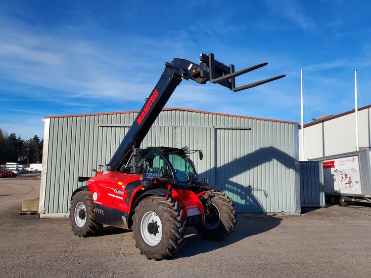 Schrägansicht vorne links des Manitou MLT 841-145 PS+ ST5 S1 mit ausgefahrenem Ausleger