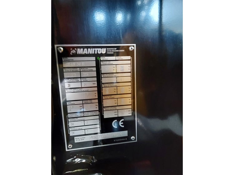 Typenschild der Manitou Hubarbeitsbühne mit technischen Angaben wie Modell, Leistung und Seriennummer.