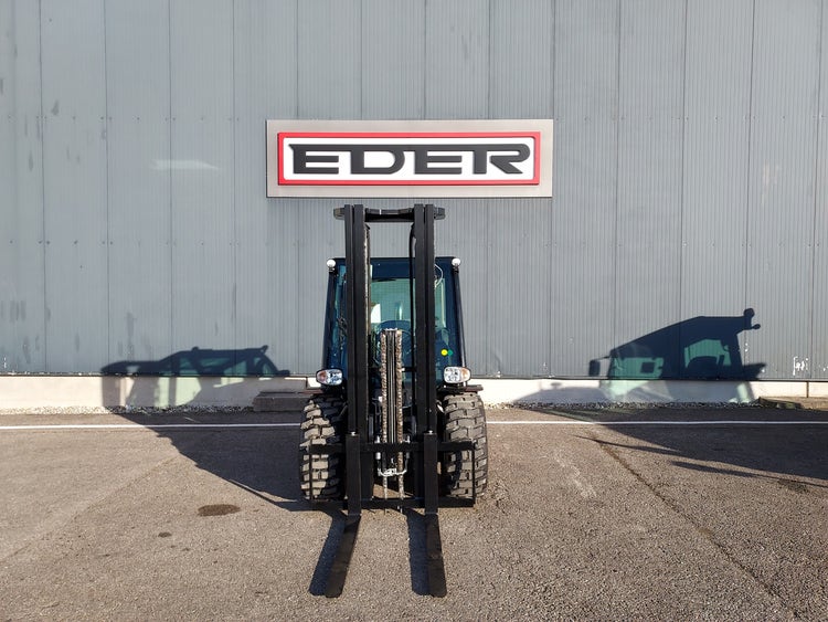 Frontale Ansicht eines Manitou MSI 30 Gabelstaplers mit abgesenkten Gabeln vor einer Industriehalle mit EDER-Schild.