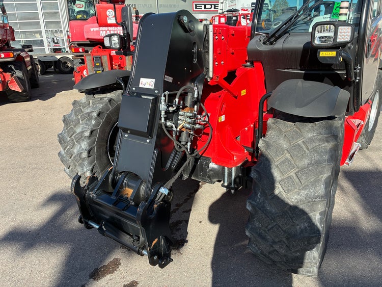 Frontansicht des Manitou MHT 790 mit Hydraulikanschlüssen und Schnellwechsler.