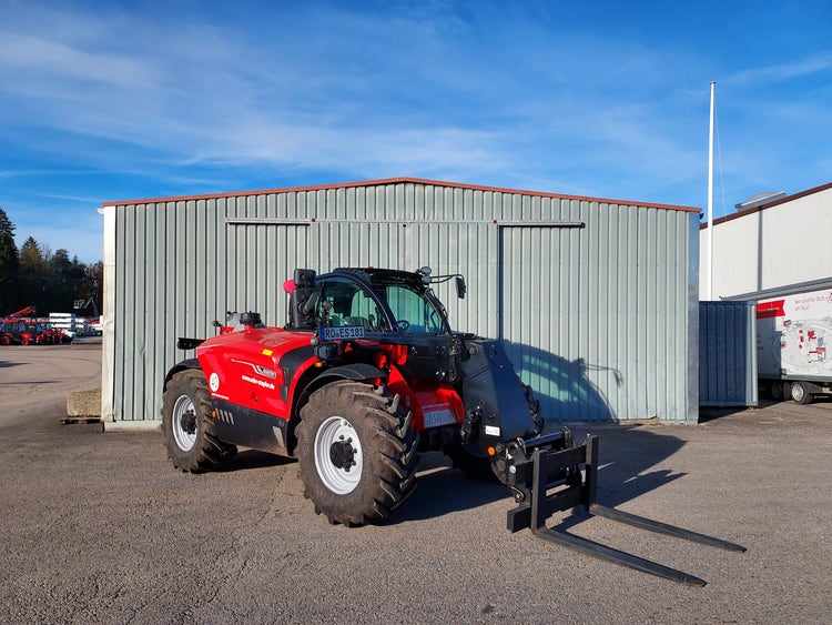 Seitenansicht des Manitou MLT 841-145 PS+ ST5 S1 mit eingefahrenem Teleskoparm