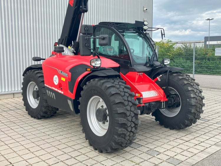 Manitou MLT 635-145 V+ D ST5 S1 nah Aufnahme mit ausgefahrenem Ausleger vor der EDER Werkshalle.