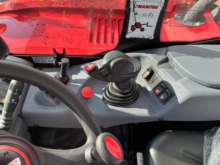 Joystick-Steuerung und Not-Aus-Schalter im Cockpit des Manitou MT 420 H ST5