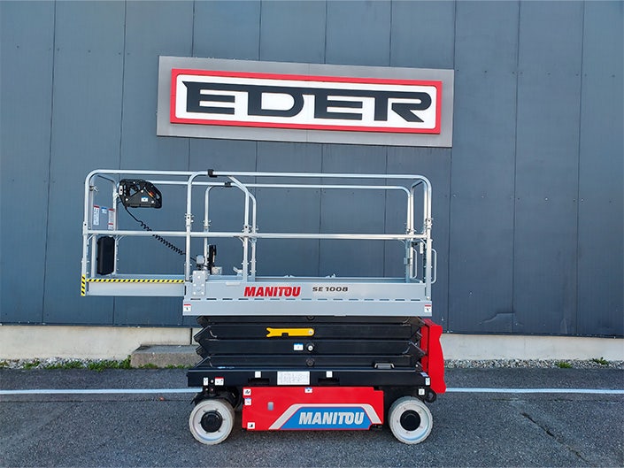 Scherenbühne von Manitou eingefahren. Sicht von der Seite