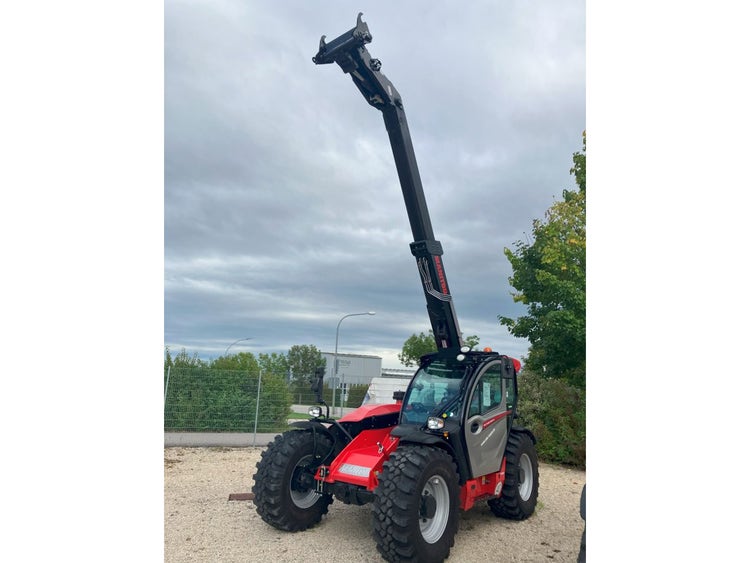 Manitou MLT 635-145 V+ D ST5 S1 mit ausgefahrenem Teleskoparm auf dem EDER Firmengelände.