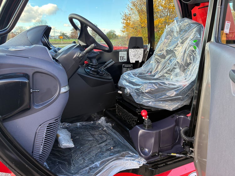 Innenraum des Manitou MT 1840 100D ST5 S1 Comfort mit luftgefedertem Fahrersitz und Joystick-Steuerung.