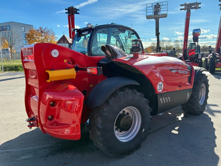 eckansicht des Manitou MHT 790 mit sichtbarer Abgasführung und Gegengewicht.