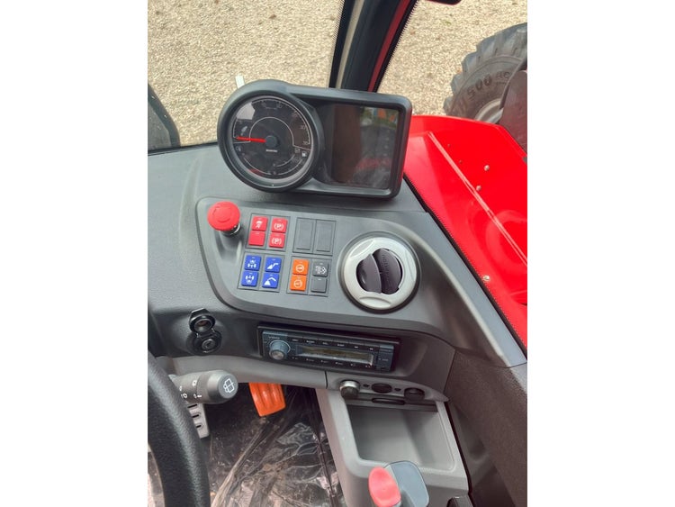 Armaturenbrett des Manitou MLT 635-145 V+ D ST5 S1 mit Tachometer und Bedienknöpfen.