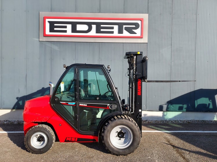 Seitliche Ansicht eines Manitou MSI 30 Gabelstaplers mit angehobenen Gabeln vor einer Hallenwand mit EDER-Schriftzug.