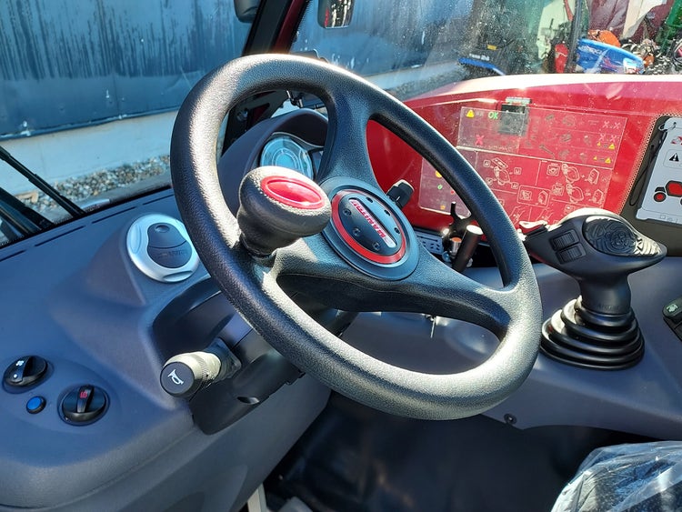 Innenraum des Manitou MLT 625 75K H ST5 S1 mit ergonomischem Lenkrad und Joystick-Steuerung.