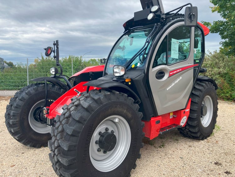 Frontansicht des Manitou MLT 635-145 V+ D ST5 S1 mit großdimensionierten Traktorreifen.